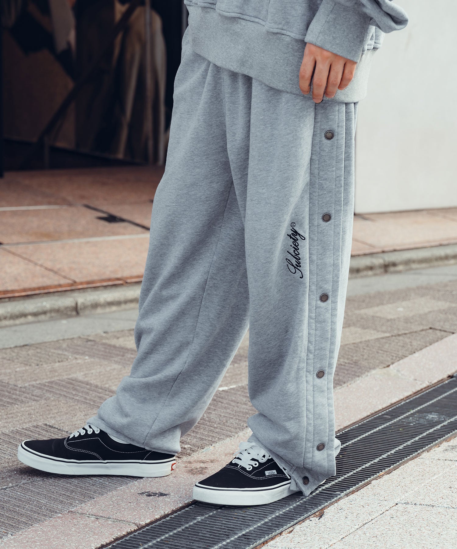 Side open sweat pants
