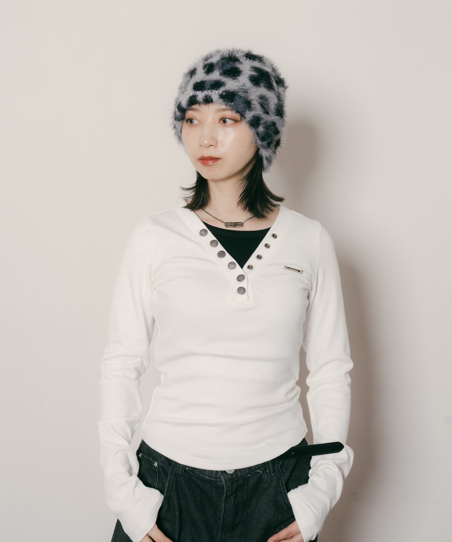 Button V-NECK tee【WOMEN】