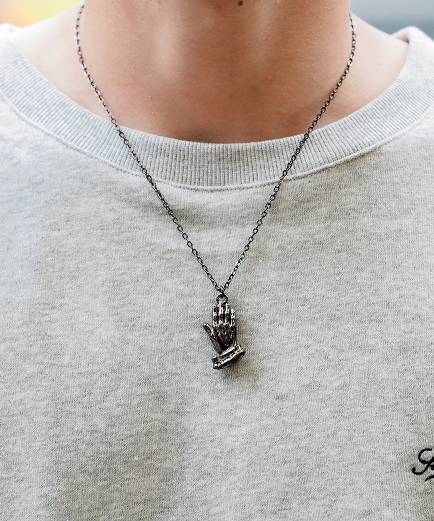 METAL NECKLACE-PRAYING HANDS-