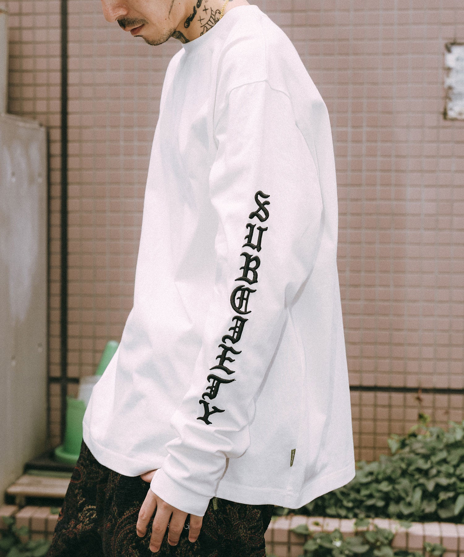 Sleeve embroidery tee